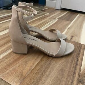 Nude sandal heels. Little pump.